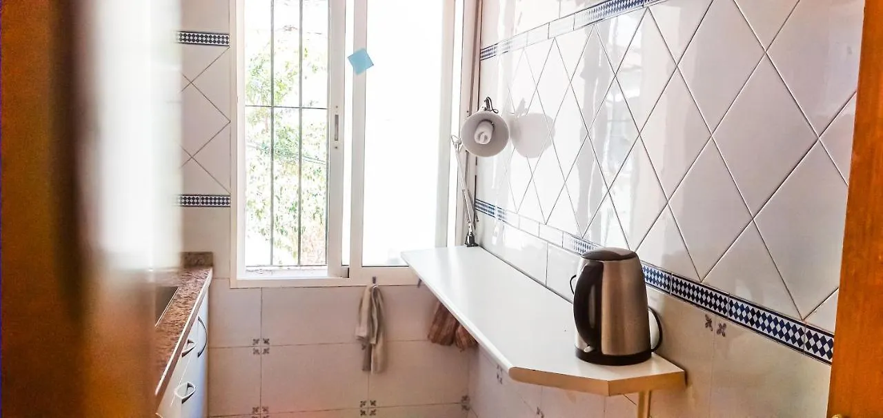 Room For Men in Malaga Center, Window to Road, Apartment Homestay - Habitación para hombres, Ventanas a la careterra, Alojamiento en Apartamento España