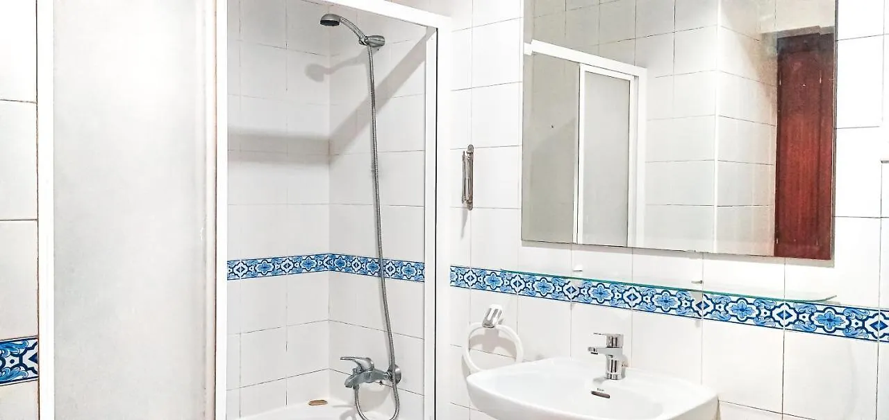 Room For Men in Malaga Center, Window to Road, Apartment Homestay - Habitación para hombres, Ventanas a la careterra, Alojamiento en Apartamento