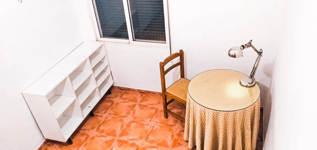 Room For Men in Malaga Center, Window to Road, Apartment Homestay - Habitación para hombres, Ventanas a la careterra, Alojamiento en Apartamento España