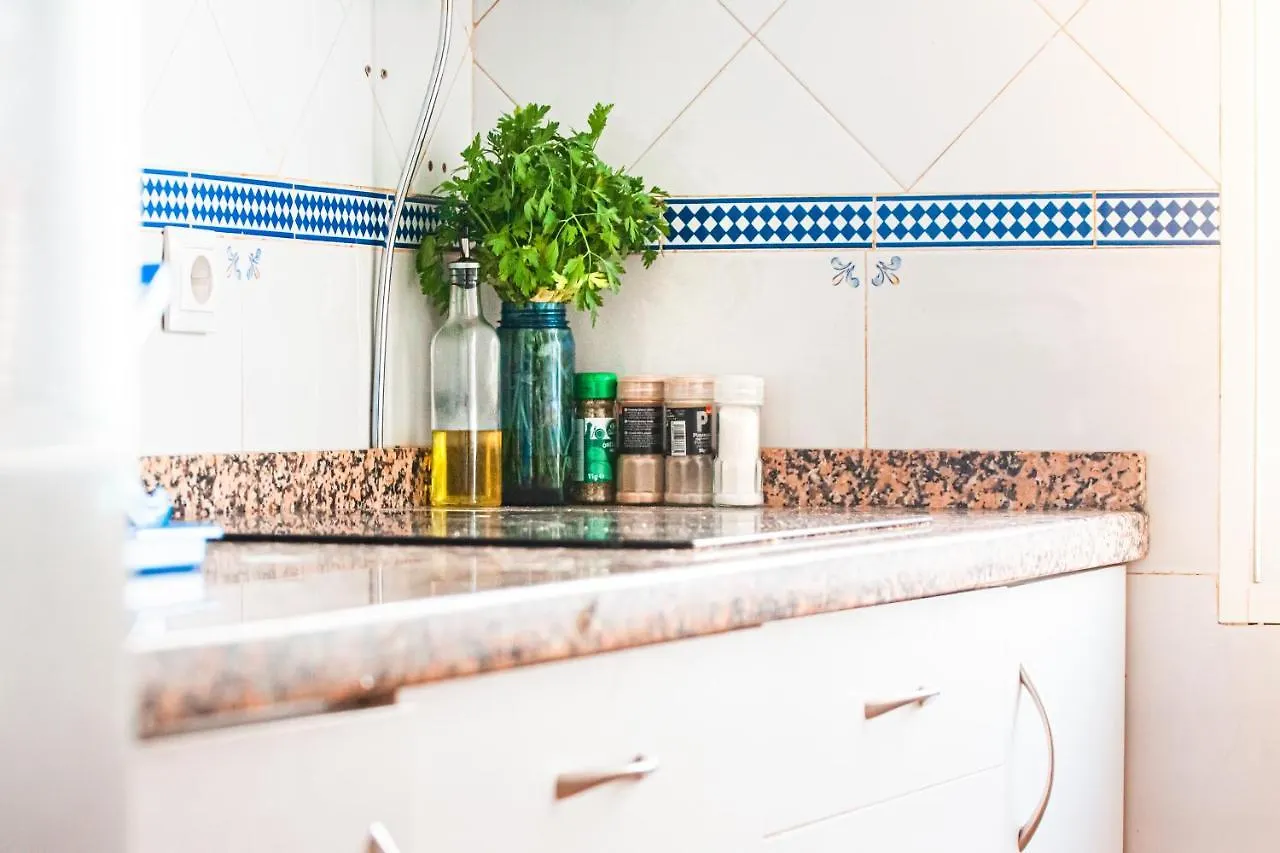 Room For Men in Malaga Center, Window to Road, Apartment Homestay - Habitación para hombres, Ventanas a la careterra, Alojamiento en Apartamento